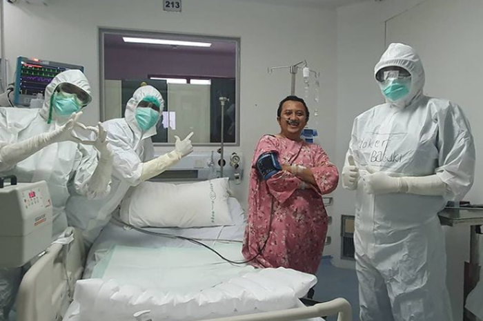 Ustaz Yusuf Mansur berfoto bersama para dokter. /- foto : Instagram @yusufmansurnew
