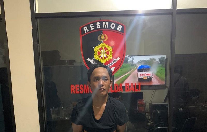 Pelaku curanmor yang beraksi di Jember Jawa Timur sesaat setelah dibekuk Tim IT dan Tim 2 Ditreskrimum Polda Bali, Sabtu 19 Desember 2020 