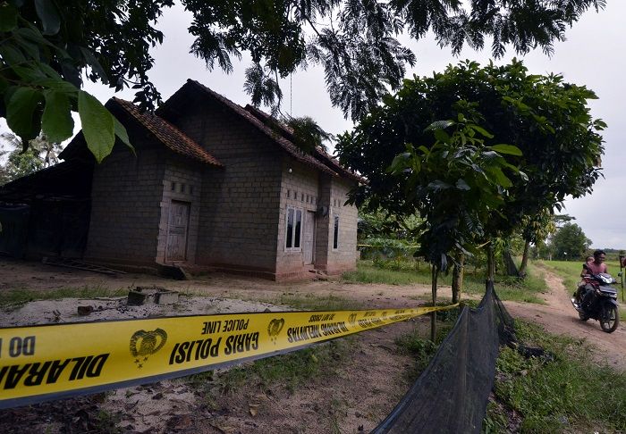 Warga melintasi rumah terduga teroris di Lampung. (Antara Foto/Ardiansyah/rwa)