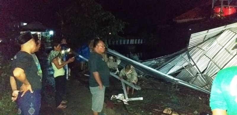 Angin puting beliung sebabkan ambruknya rumah warga di Brebes.