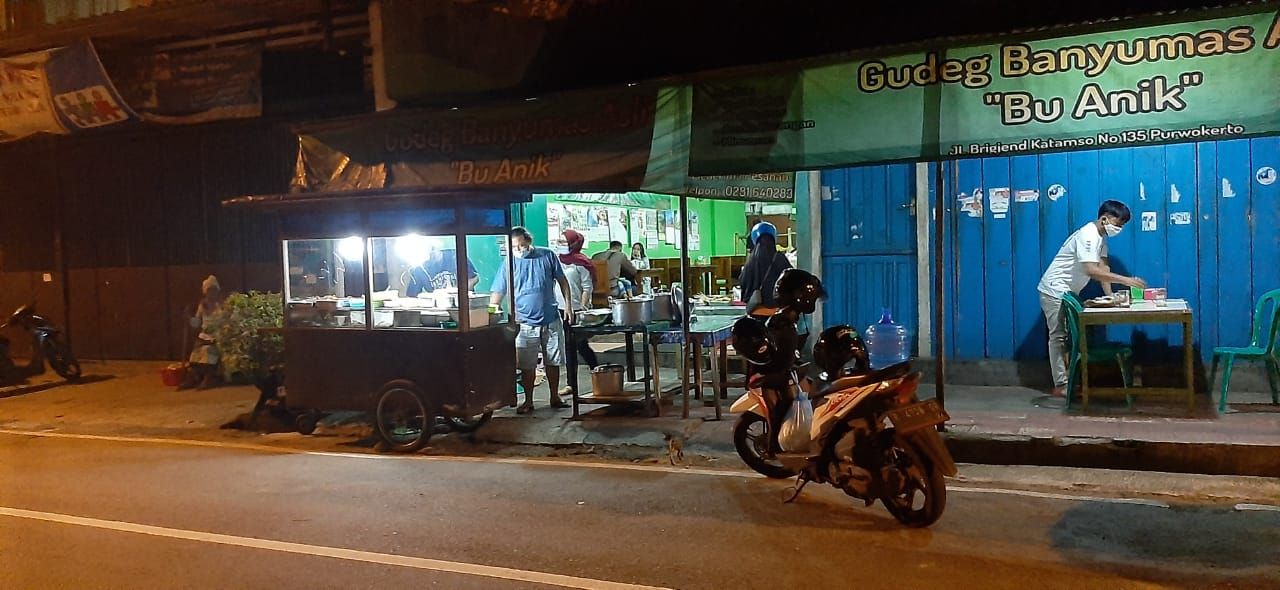 Kuliner malam Gudeg Bu Anik di sekitar Pasar Wage Purwokerto