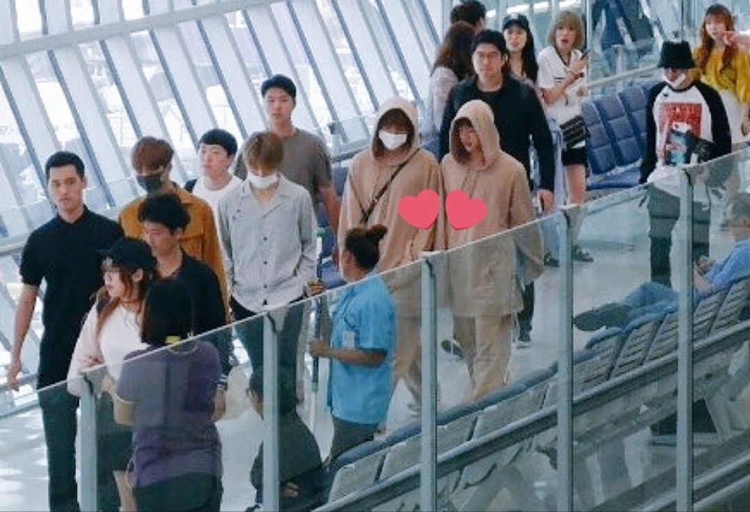 V BTS dan Jin memakai baju yang sama di bandara.
