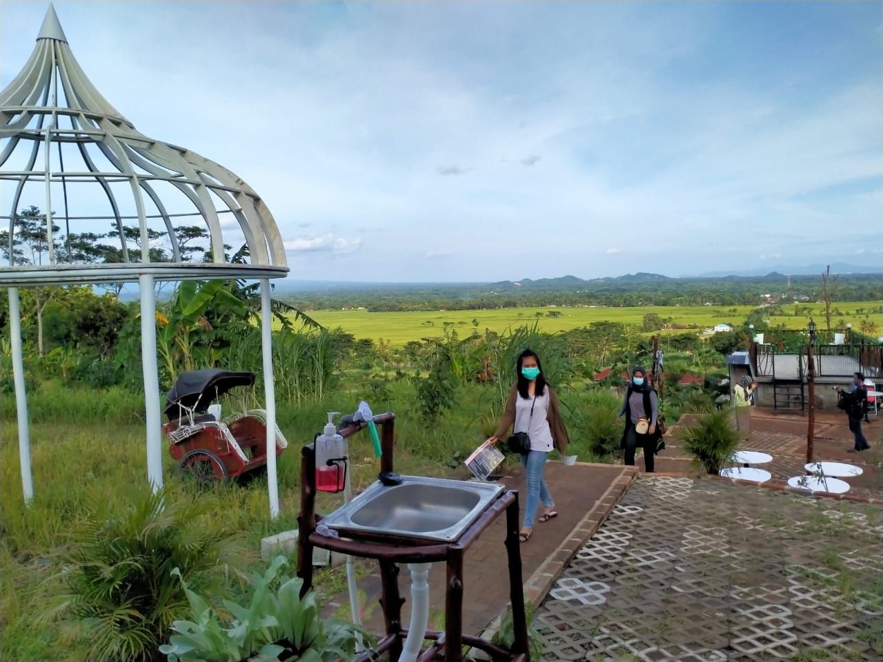 Pemandangan hamparan sawah yang menghijau dilihat dari tempat wisata kuliner Dadap Sumilir Nanggulan, Kulonprogo, Minggu (20/12/2020). 