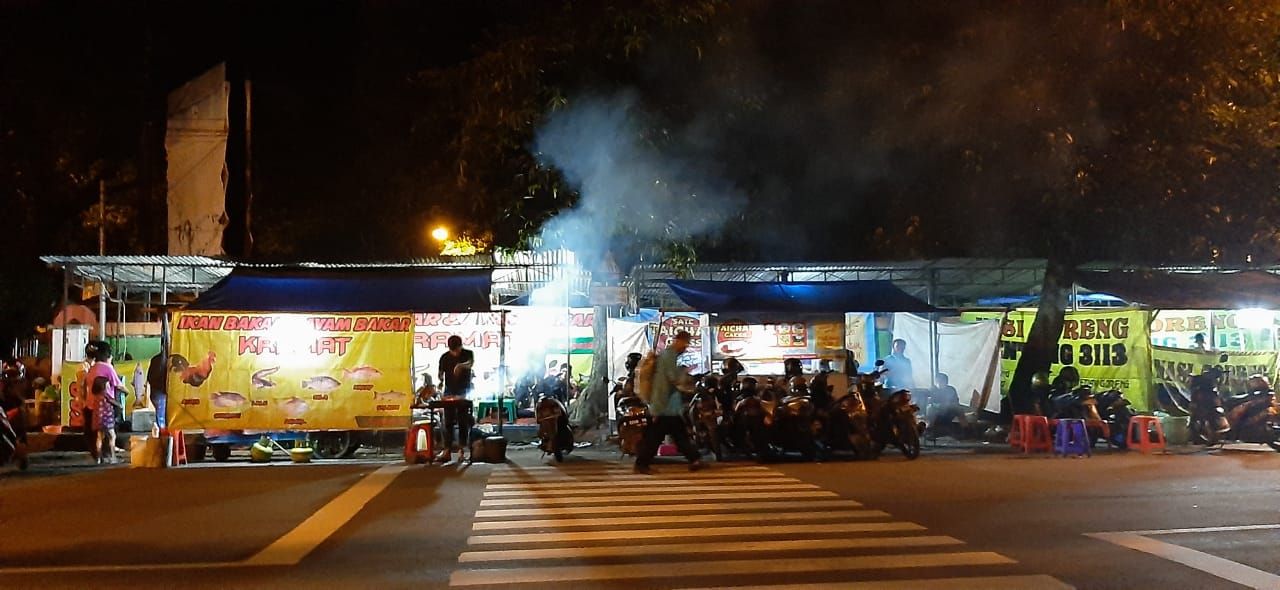 Kuliner malam kaki lima di Jalan Suharso Purwokerto, atau Komplek Gor Satria