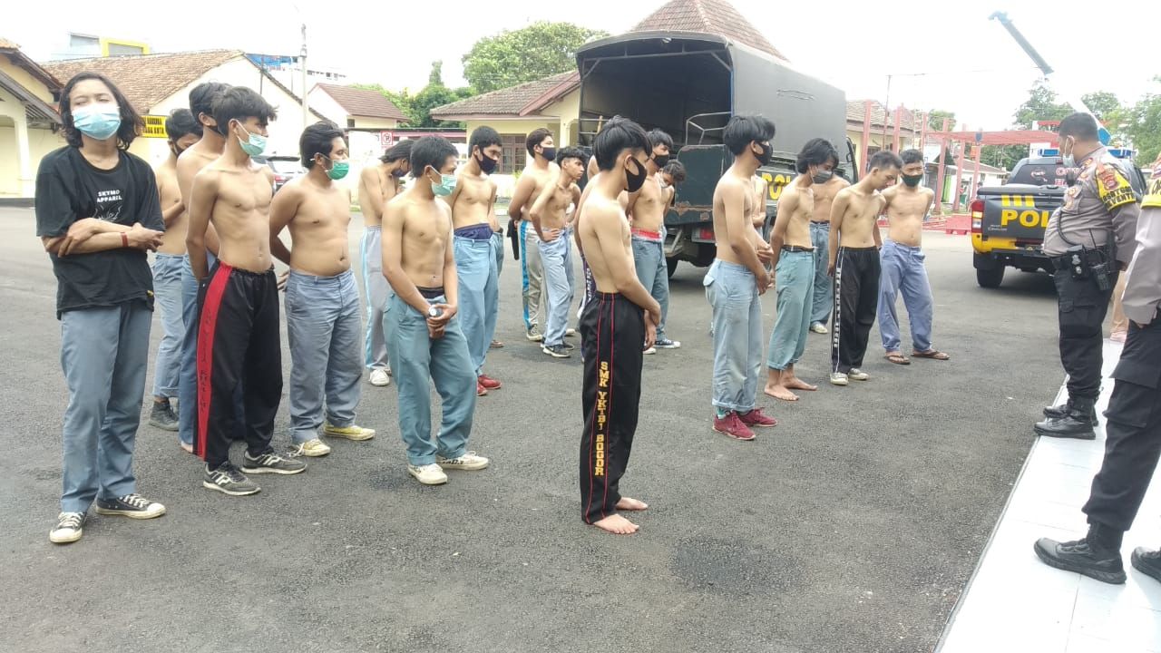 Sejumlah pelajar asal Bogor yang diamankan petugas kepolisian di Mapolres Serang Kota, Senin 21 Desember 2020.