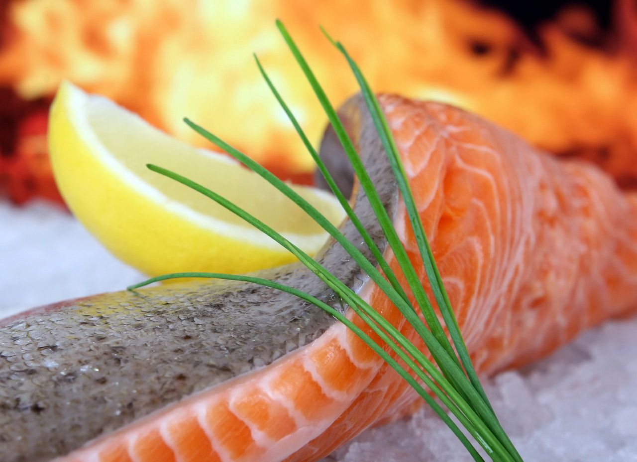 Salmon dan ikan berlemak baik untuk dikonsumsi pria usia diatas 50 tahun.
