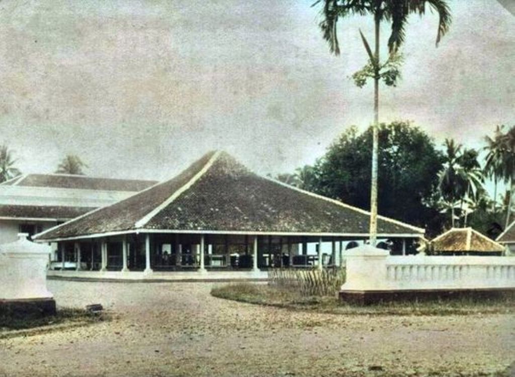 Pendopo di areal Kantor Bupati Jl KH Abdurahman Purwakarta tahun 1910 /pinterest @pbintoro/bintoro hoepoedio