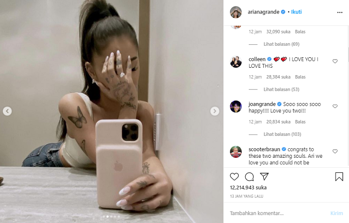 Postingan Ariana Grande pamer cincin tunangan dengan Dalton Gomez.