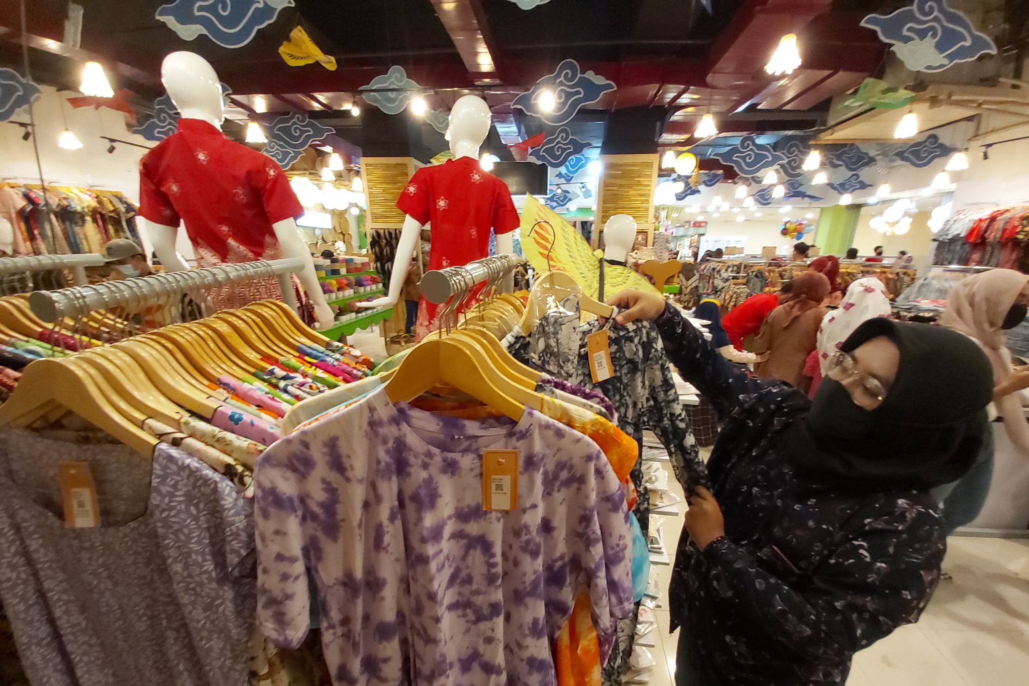 Pengunjung memilih pakaian batik di Lakon Heritage, Kota Bandung. Di tempat ini batik dijual dengan kualitas prima dan harga terjangkau.