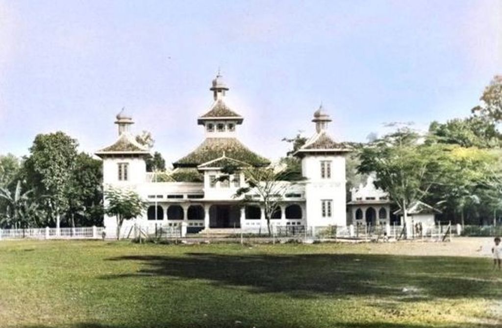 Mesjid Agung Baing Yusuf, Alun Alun, Purwakarta, 1928/pinterest @pbintoro/bintoro hoepoedio