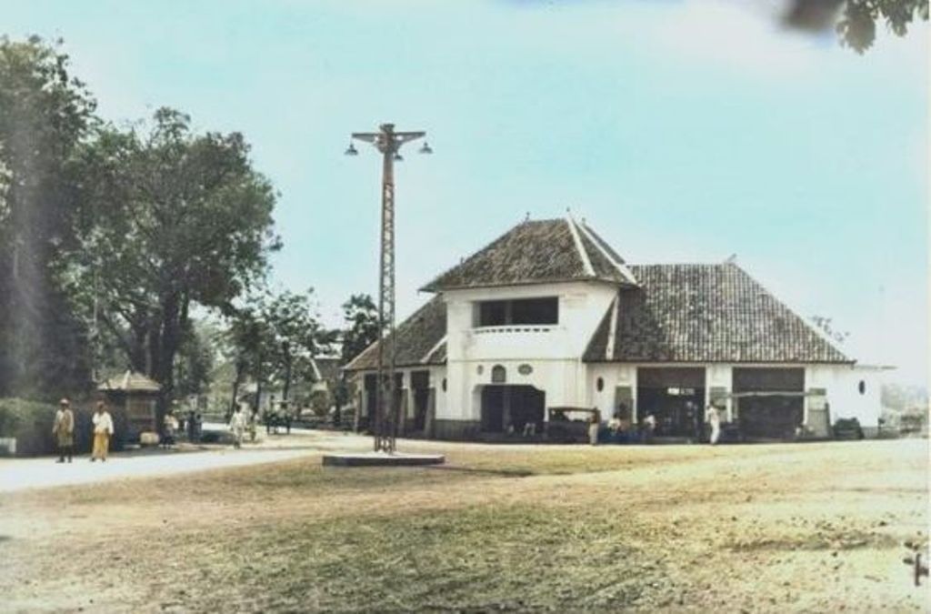 Bangunan di dekat Statsiun KA Purwakarta Jalan KK Singawinata pada 1928/pinterest @pbintoro/bintoro hoepoedio