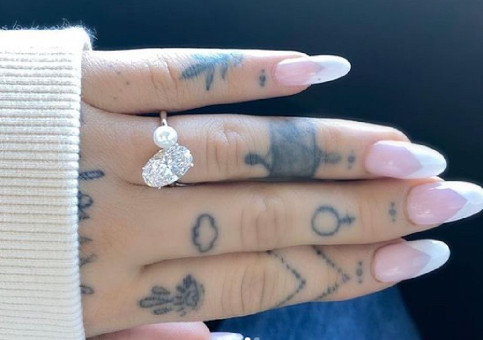 Wah Selamat! Ariana Grande Pamer Cincin Tunangannya ...