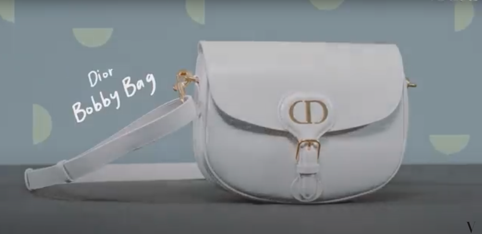Suzy suka membawa tas khusus dari  Dior yang  dikenal sebagai Bobby Bag.