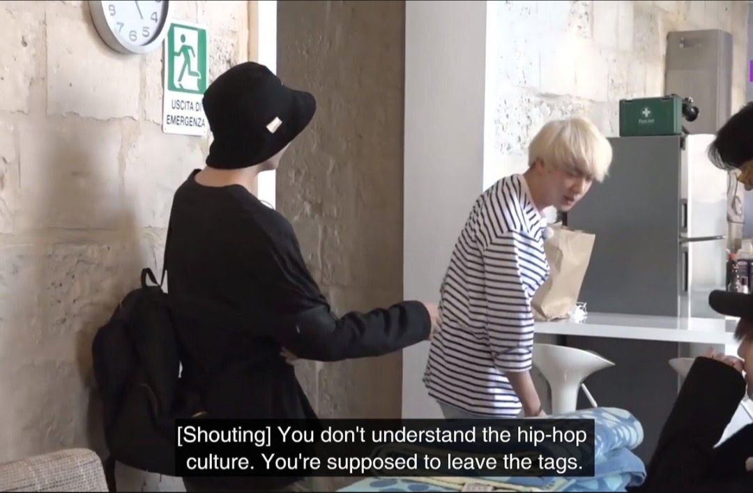 Jin BTS mengatakan bahwa memakai sepatu dengan tag harga adalah fashion hip hop.