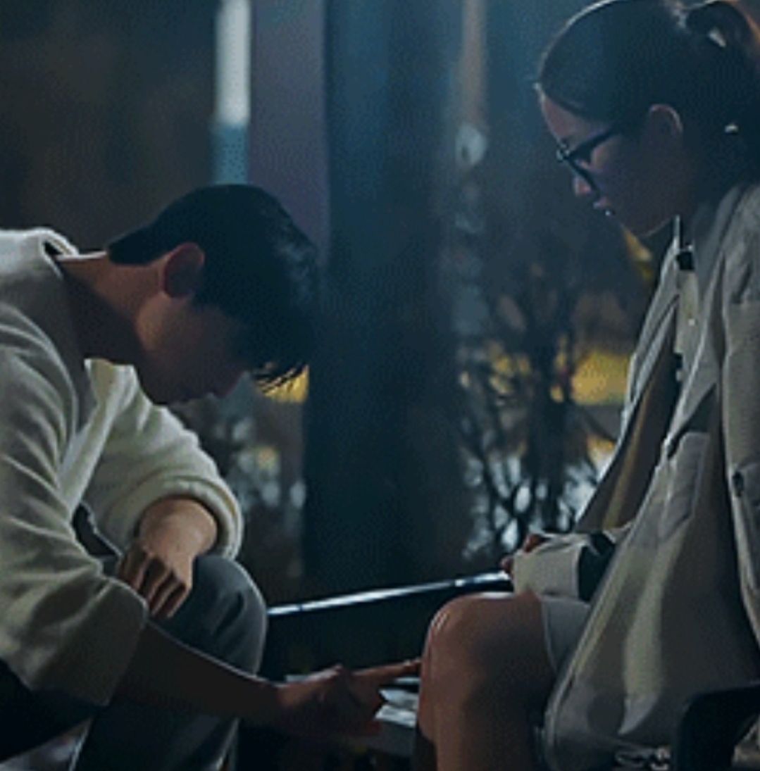 Su Ho berlutut untuk merawat luka Ju Gyeong