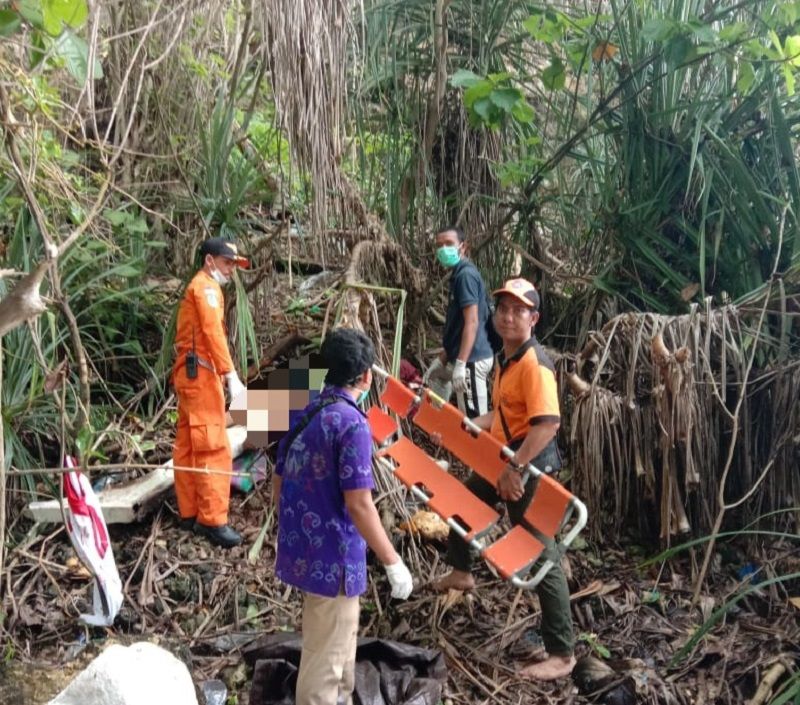 Tim Sar mengevakuasi seorang wisatawan yang terpeleset dan terjatuh di tebing berkedalaman 150 meter di Klingking Beach Nusa Penida Bali Selasa 22 Desember 2020