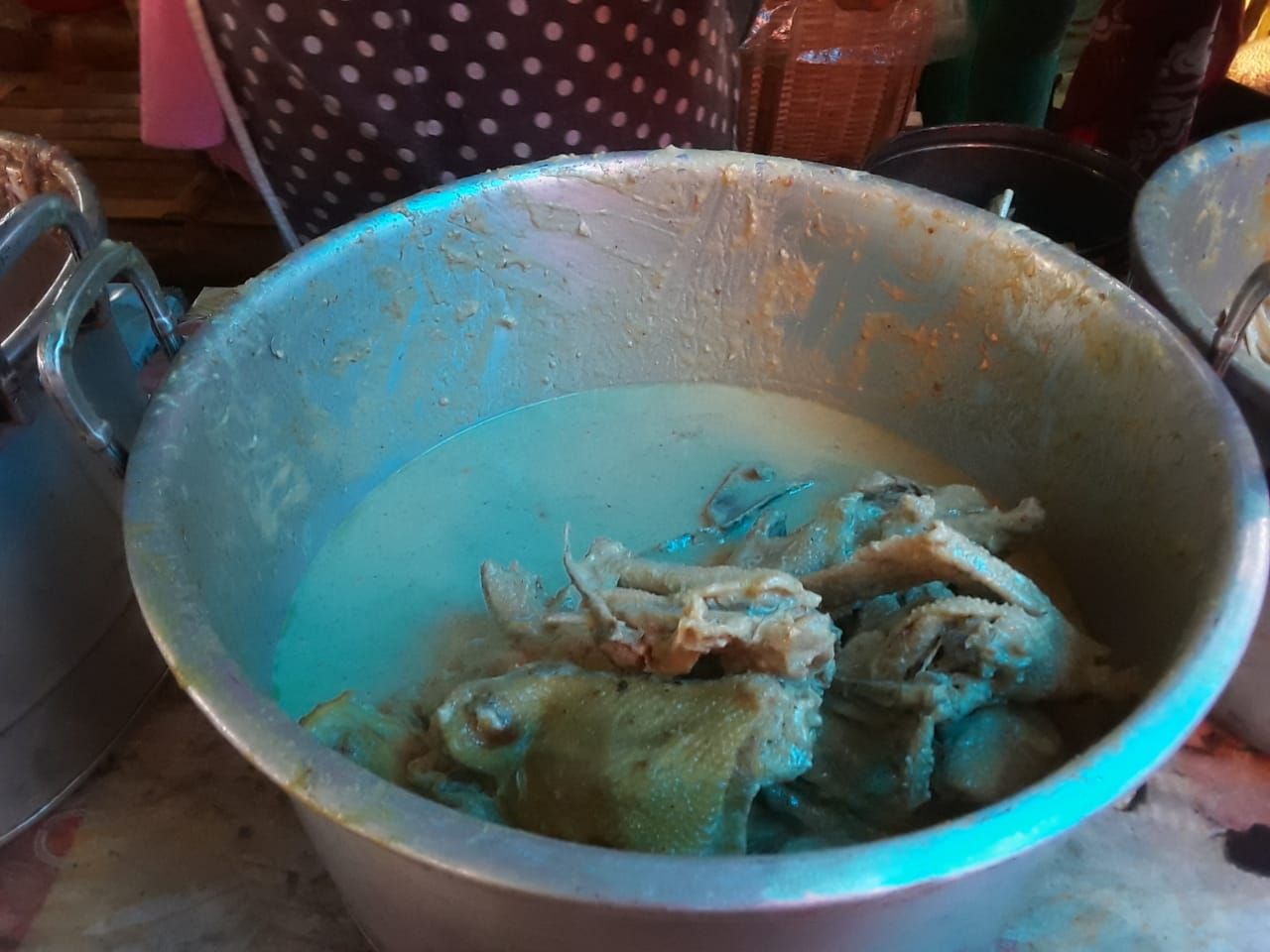 Ayam kuah santan kental khas Sego Penek.