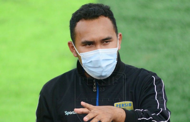 Pelatih Akademi Persib Kota Bandung Imam Murjaman