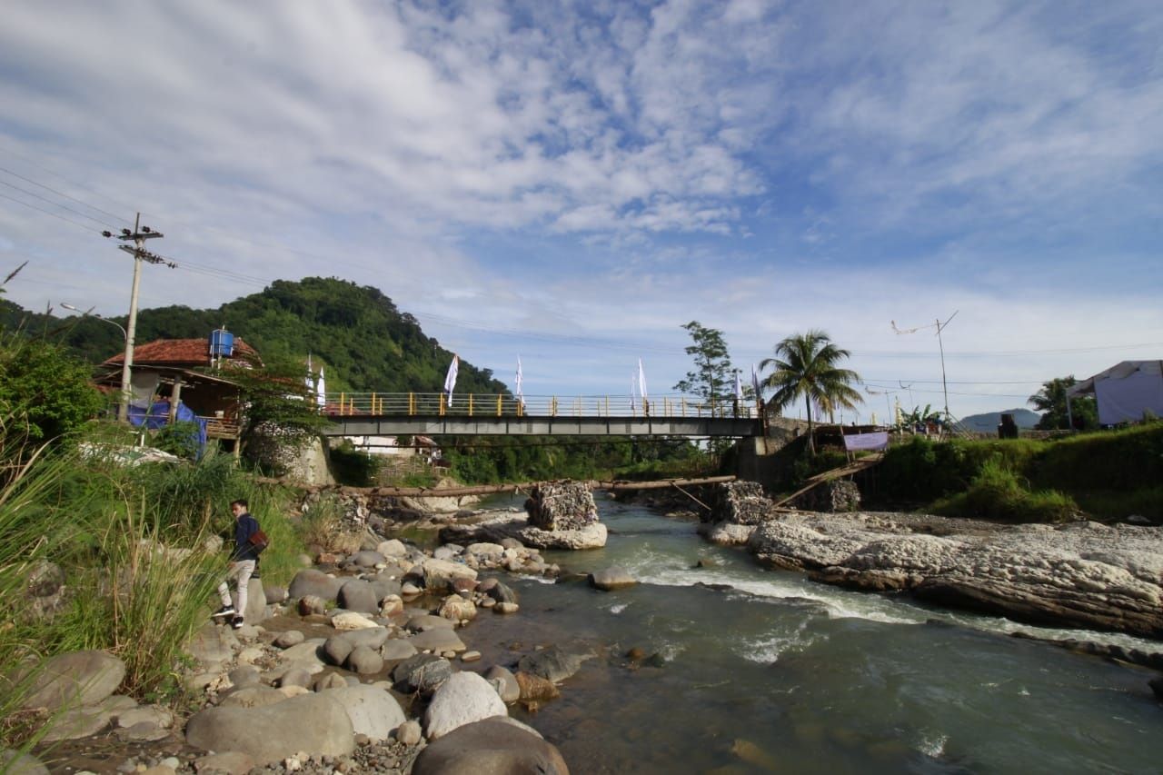 Kelompok Bakrie dan DT Peduli Resmikan Jembatan Ciasahan