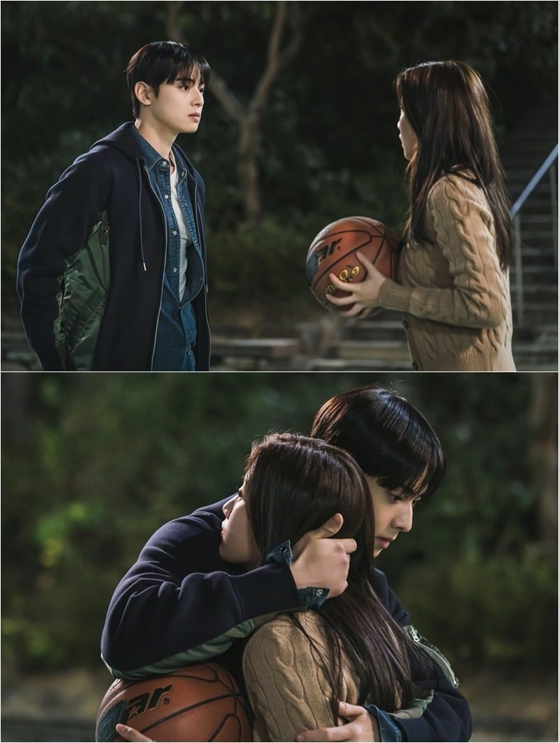 Lee Su Ho ( Cha Eun Woo) tiba-tiba memeluk Lim Ju Kyung (Moon Ga Young) dalam potongan drako True Beauty episode 5.*