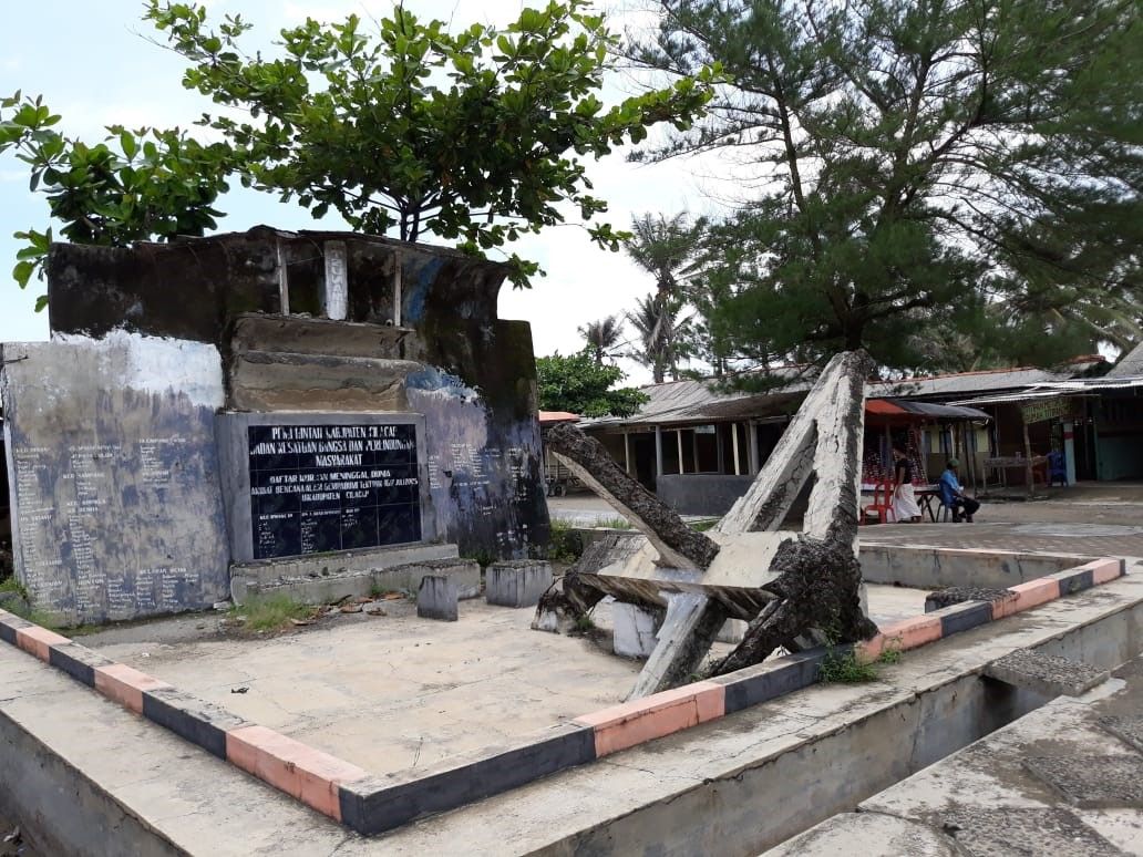 Tugu tsunami di Pantai Widarapayung, Kecamatan Binangun, Cilacap, Jawa Tengah itu menjadi saksi bisu bagaimana dahsyatnya tsunami Pangandaran dipicu oleh gempa 6.8 SR pada 2006 lalu.