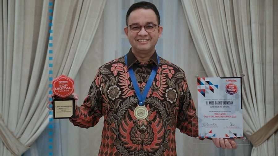 Gubernur DKI Jakarta, Anies Baswedan menerima penghargaan dari TOP Digital Awards 2020 pada Kamis, 24 Desember 2020.