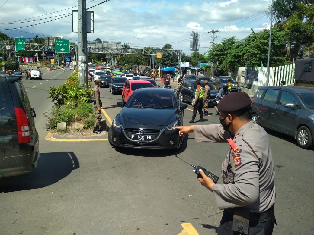 Kendaraan wisatawan tidak membawa keterangan rapid tes diminta putar balik di Simpang Gadog, Kamis 24 Desember 2020