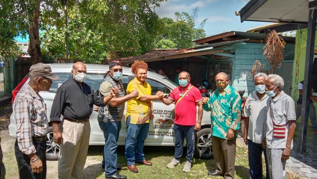 Plt. Kepala Dinas Sosial Provinsi Papua Barat Marthen Tirony, SE (berbaju kuning) bersama pihak DAP Wilayah III Doberay usai penyerahan bantuan kendaraan operasional.