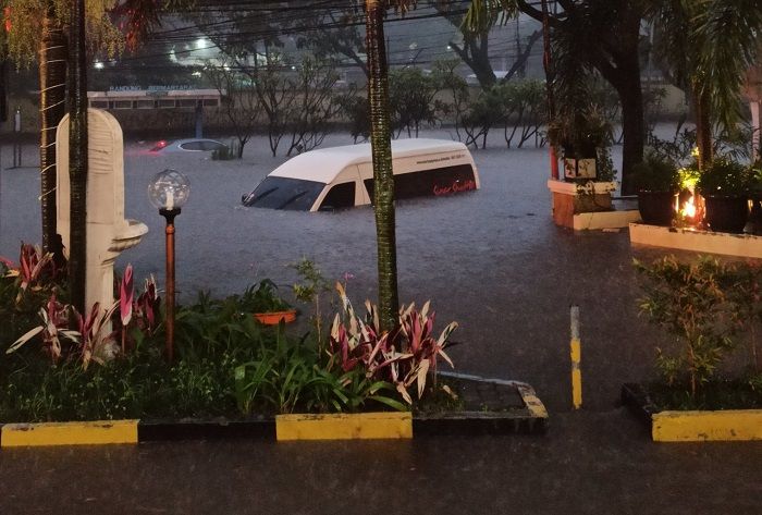 Mobil jenis HiAce tampak 'tenggelam' terendam banjir di kawasan Jalan Dr. Djunjunan (Pasteur) Bandung, Kamis, 24 Desember 2020. (Twitter/@yoshisuba)