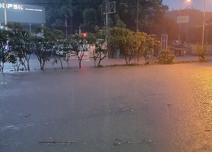 Banjir di Jalan Dr. Djunjunan (Pasteur), Kamis, 24 Desember 2020. (Twitter/@aris_rena)