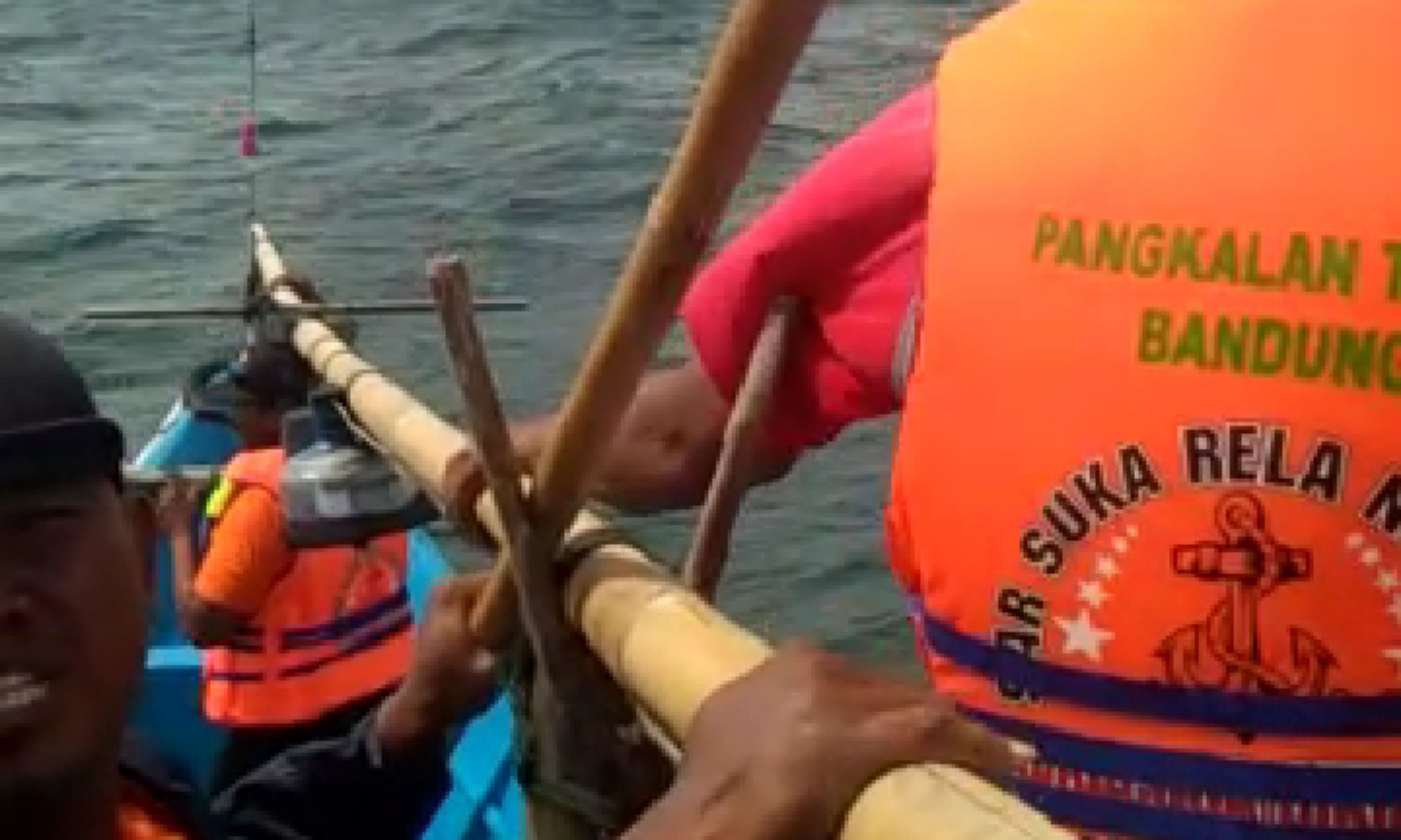 Tim SAR Barakuda bersama potensi SAR lainnya saat melakukan upaya penyelamatan nelayan saat mengalami kecelakaan di laut.