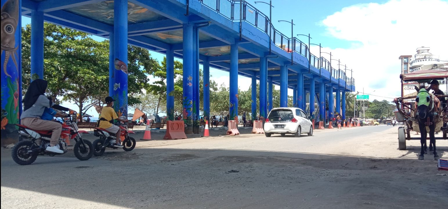 Jalan bergelombang di kawasan jembatan sky walk pantai barat Pangandaran, Jumat, 25 Desember 2020.