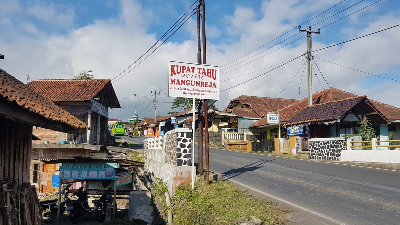 Kupat Tahu Mangunreja Jl SIngaparna-Garut KM2 Toblongan Mangunreja SIngaparna Kabupaten Tasikmalaya