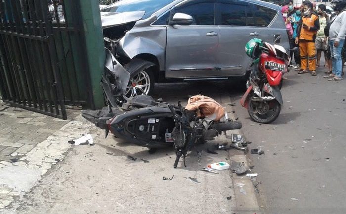 Kecelakaan lalu lintas menewaskan seorang perempuan dan melukai seorang pengendara lainnya di Pasar Minggu, Jakarta Selatan, Jumat 25 Desember 2020. (ANTARA/Laily Rahmawaty)