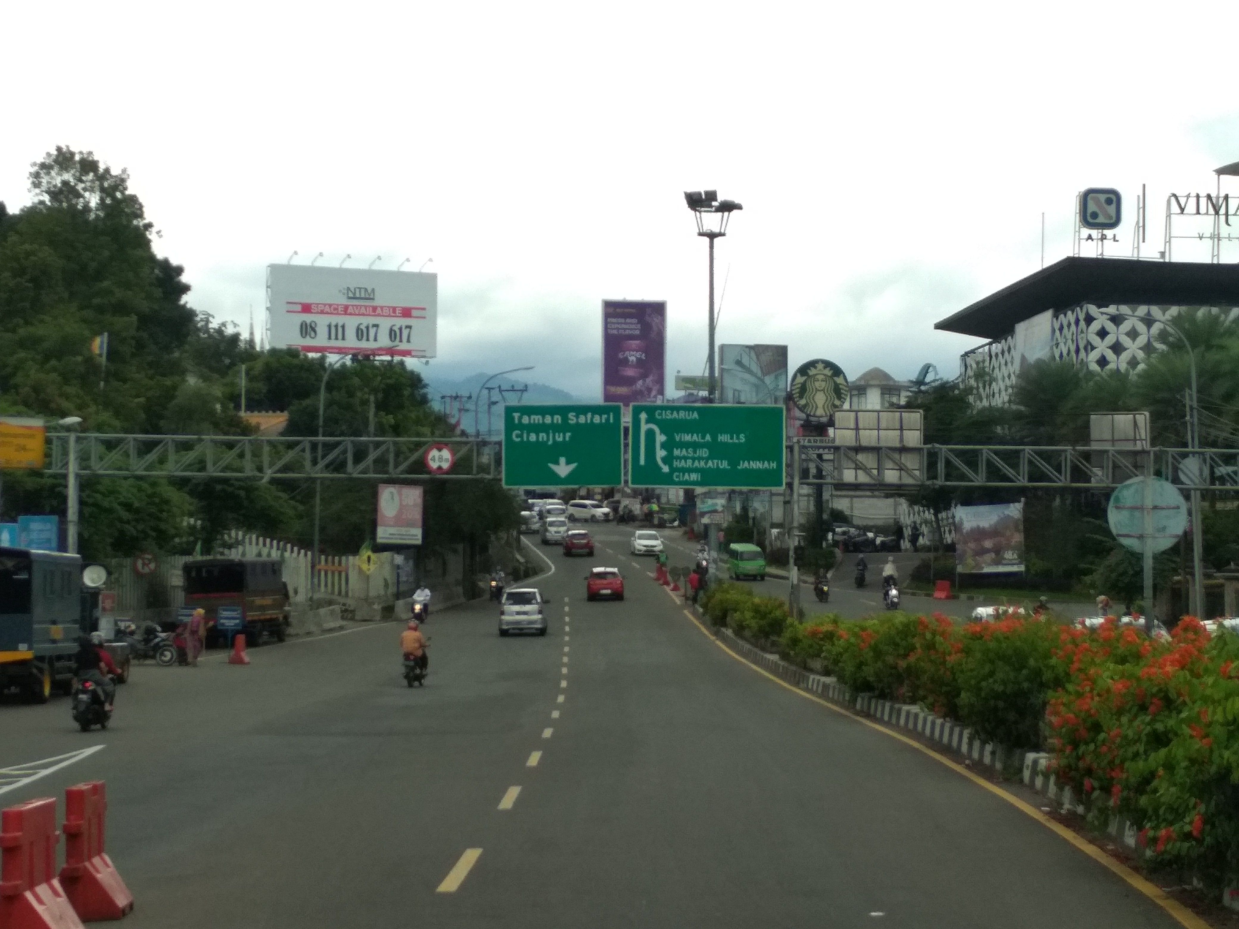 Arus lalu lintas di kawasan Puncak Bogor di hari pertama libur natal 25 Desember 2020 ramai lancar.*