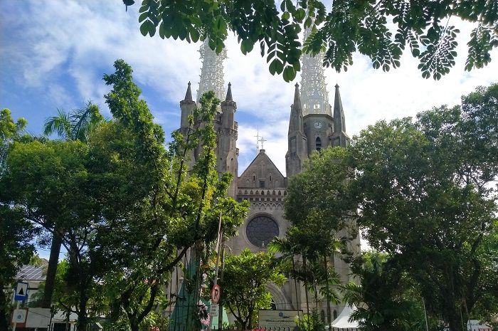 Gereja Katedral Jakarta di Jalan Katedral, Jakarta Pusat. Gereja Katedral saat ini melaksanakan ibadah Natal 2020 secara tatap muka dan daring diikuti pengamanan dan protokol kesehatan Covid-19 yang ketat.*/