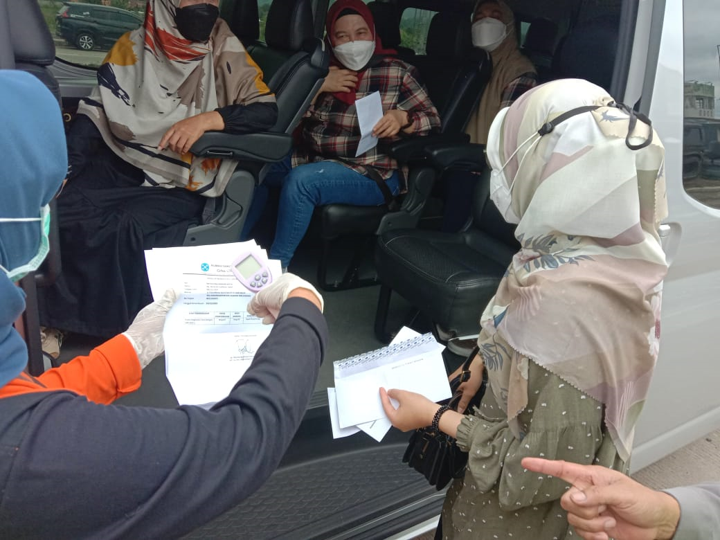 Petugas Dinas Kesehatan Kabupaten Bandung memeriksa protokol kesehatan penumpang yang menggunakan kendaraan umum sebelum masuk ke wilayah Kabupaten Bandung di Gerbang Tol Soroja, Sabtu 26 Desember 2020