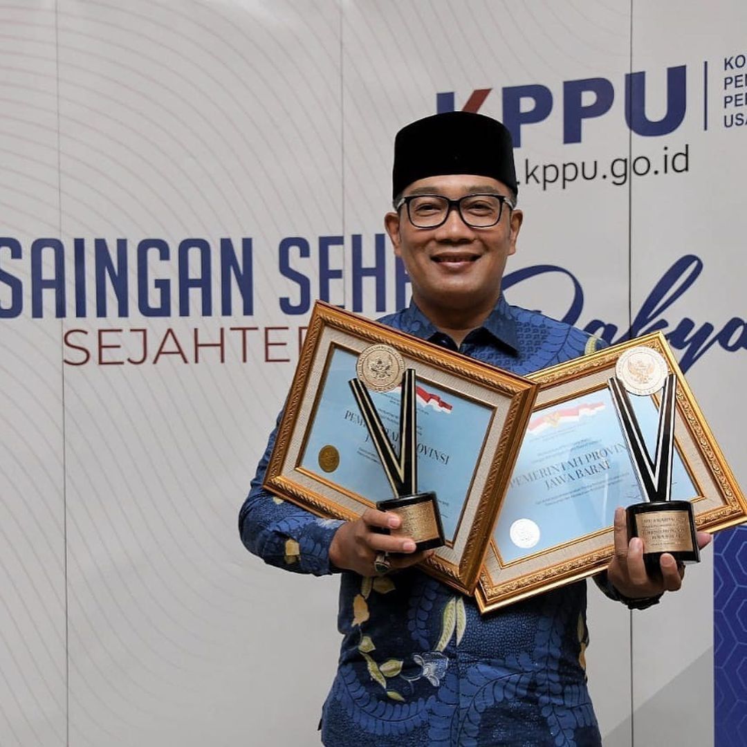 Gubernur Jabar Ridwan Kamil menerima penghargaan dari KPPU.