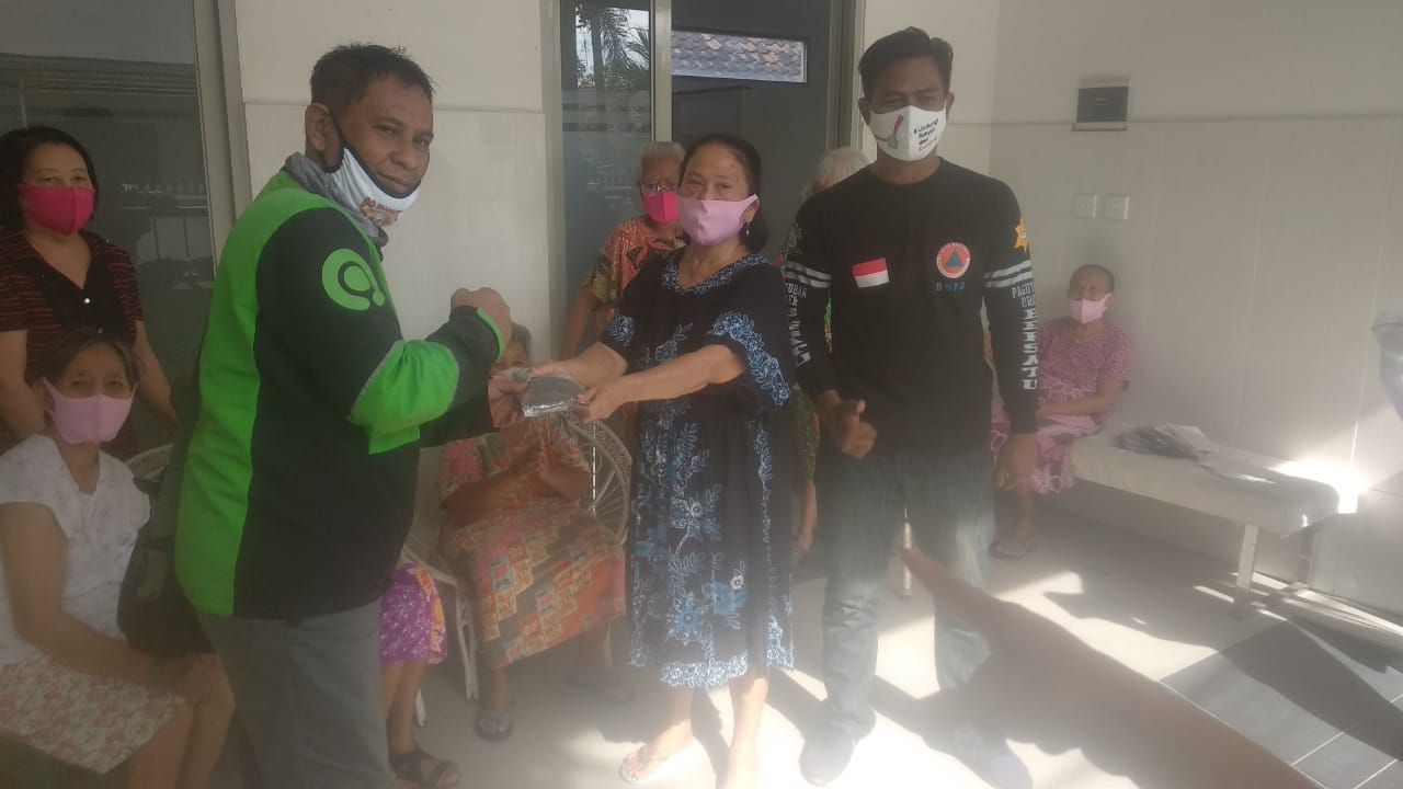 Driver online bagi bagi masker di pantijompo Jatim