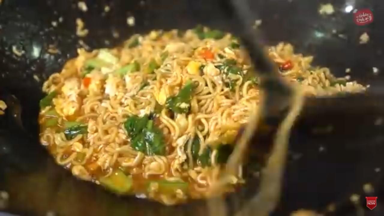 Proses masak mie goreng viral*/tangkap layar YouTube @Hobby Masak
