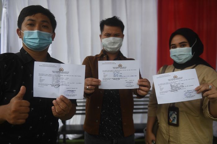 Warga menunjukkan hasil rapid tes antigen di Rest Area KM 19 Tol Jakarta-Cikampek, Bekasi, Jawa Barat, Rabu 23 Desember 2020. 