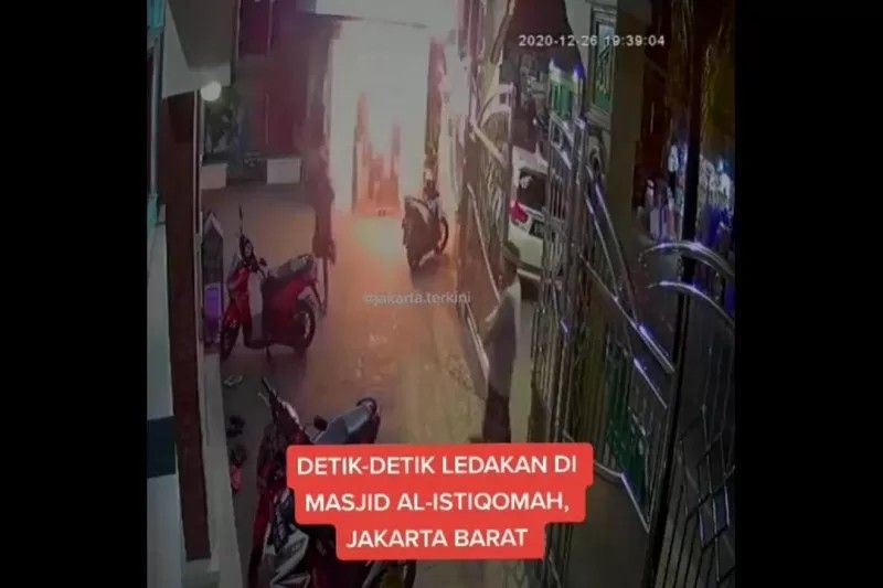 Detik-detik meledaknya bom molotov ke Masjid Al-Istiqomah, Duri Kosambi, Cengkareng, Jakarta Barat, Sabtu malam (26/12/2020). 