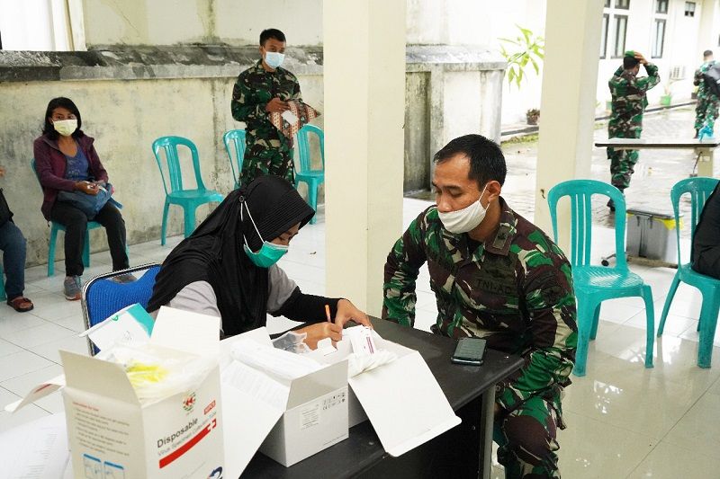 Perwira Makorem 163 Wira Satya Dan Kodim Badung Jalani Tes Swab PCR, Senin 28 Desember 2020.
