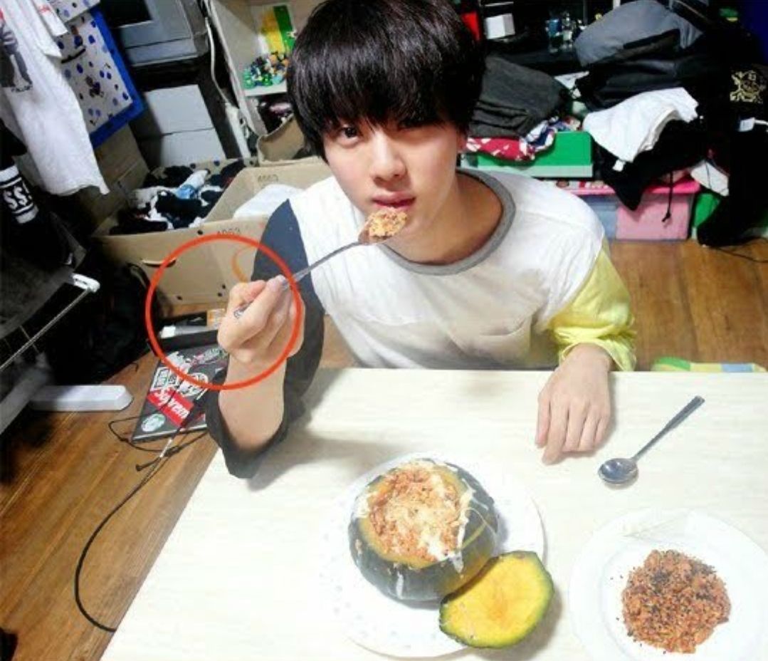 Foto dalam blog resep Jin BTS yang menjadi kontroversi karena di bagian belakang ada kotak kondom./Dok. Koreaboo