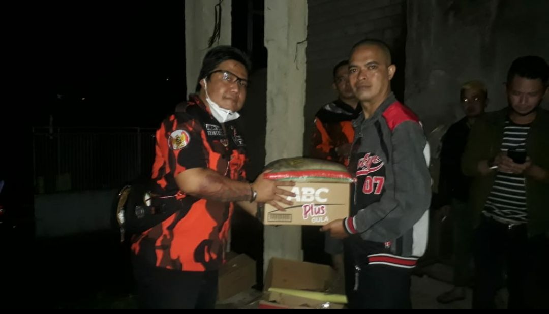 SIMBOLIS penyerahan bantuan sembako dan pakaian dari Pemuda Pancasila Jabar kepada korban longsor di Pasir Ipis, Lembang, Kabupaten Bandung Barat.