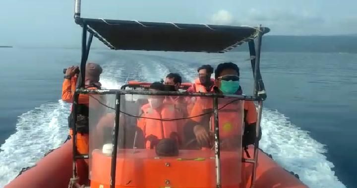 Tim Sar saat melakukan pencarian korban tenggelam di perairan Pulau Tabuhan Banyuwangi