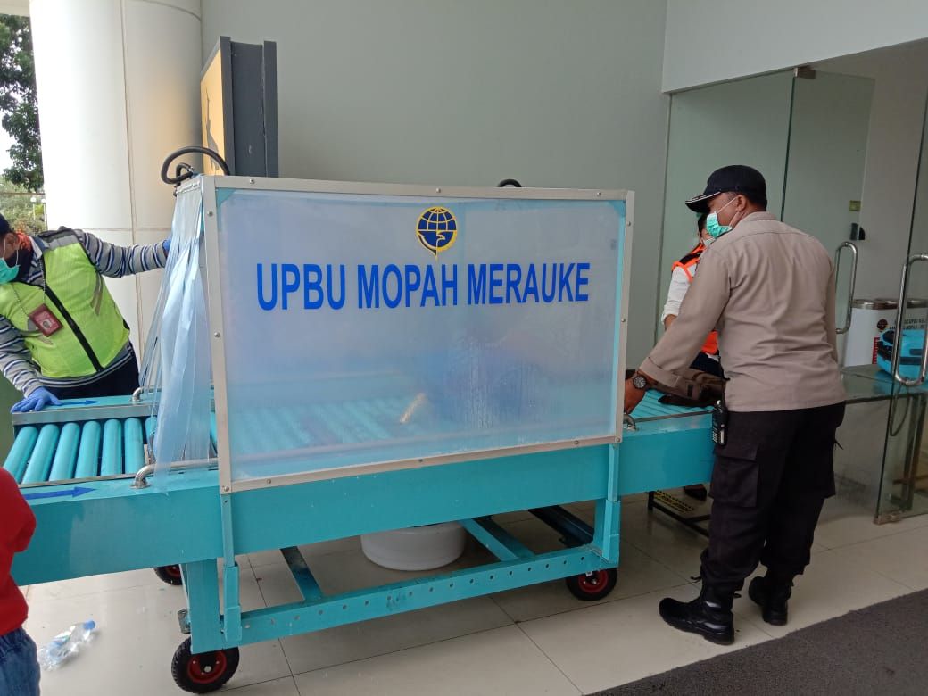 Tampak anggota kepolisian sedang melakukan pengamanan dan pengecekan di Bandara Mopah Merauke, Rabu 30 Desember 2020.