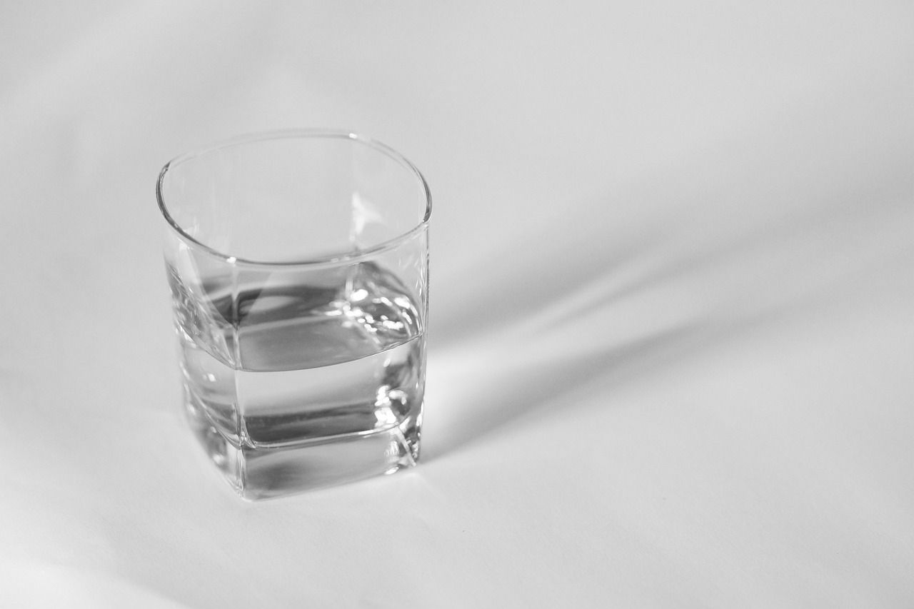 Sering meminum air putih dapat menurunkan berat tubuh