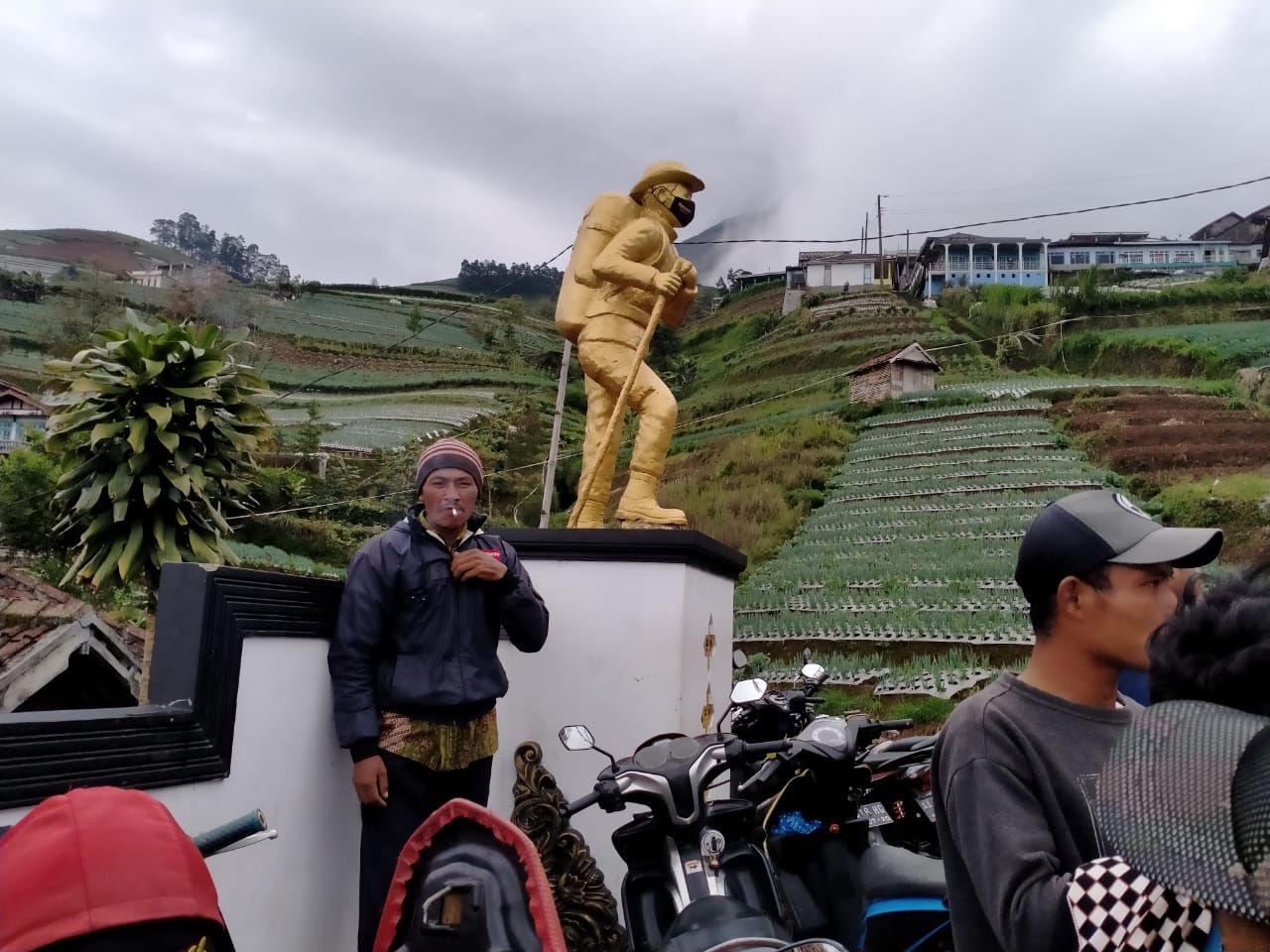Patung pendaki gunung berdiri tegak di gerbang masuk Nepal van Java atau Dusun Butuh