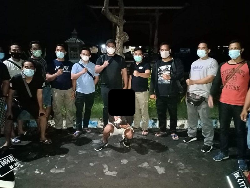 Sat Reskrim Polres Buleleng menangkap pelaku (jongkok) Kamis 31 Desember 2020 dan membackup Polda Bali, Polresta Denpasar dan Polsek Denpasar Barat untuk melakukan pengungkapan  kasus pembunuhan pegawai Bank Mandiri di Kuta Bali. 
